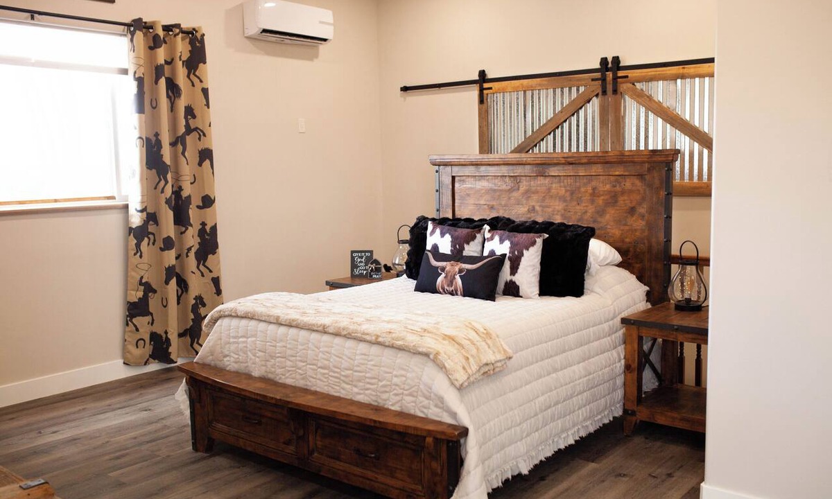 Salina Apartment | Marvelous western themed studio with AC in charming Salina.