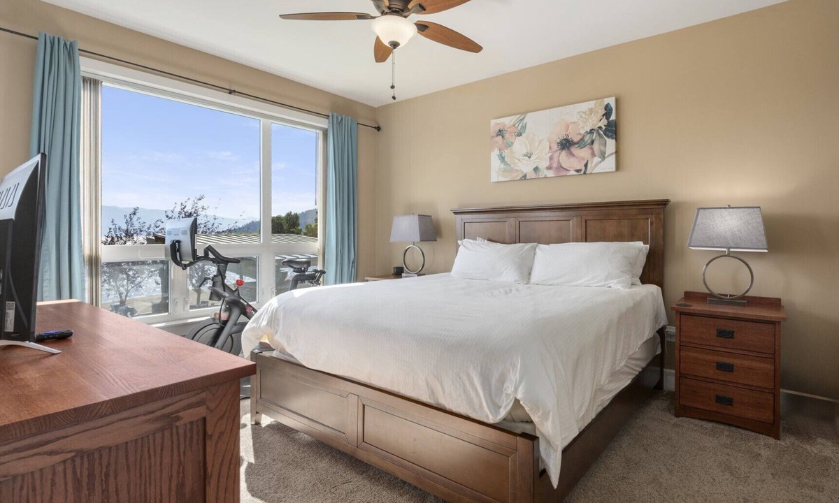 Sandpoint Condo | Master Suite w/Lake Views - Seasons at Sandpoint