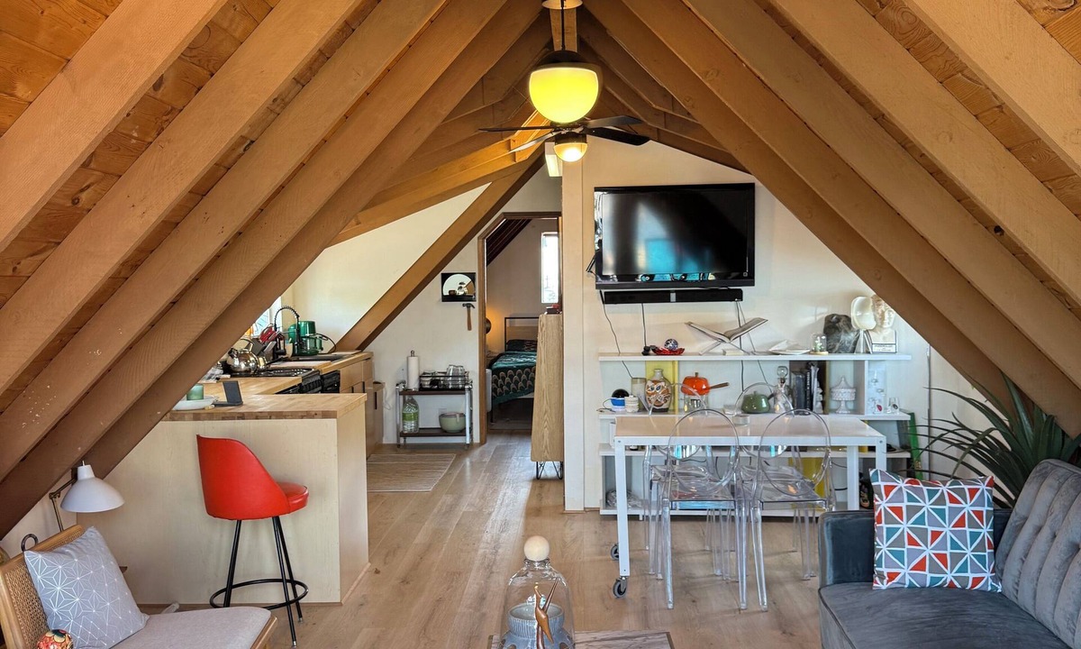 Hayden Island Boat Rental | Mid-Century Modern FLOATING Home on the water w river views and Private Patio