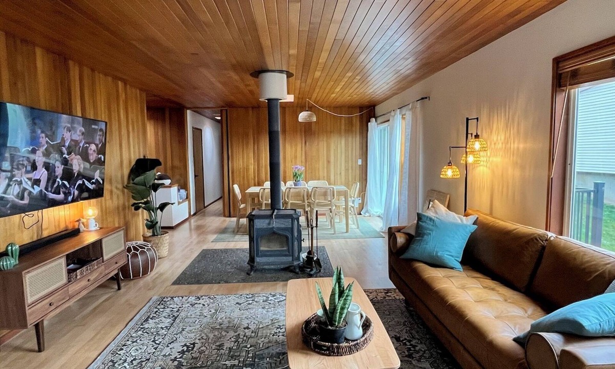 Moscow House | Mid-Century Modern Gem - 3BR/2BA Family Friendly Home w Modern Amenities