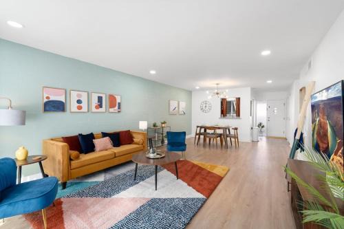 Fashion Square Apartment | Mid-Century Stay with Pool is Walkable to Old Town and Mall