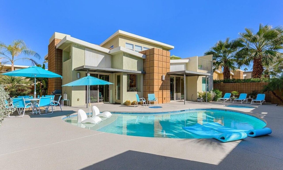 Twin Palms House | Midcentury Inspired Solar-Powered Executive Pool Home