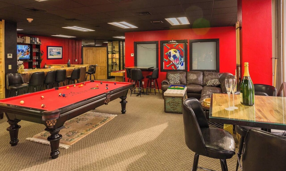 Heart of Missoula Condo | Missoula Red Room Penthouse Suite - DOWNTOWN MISSOULA
