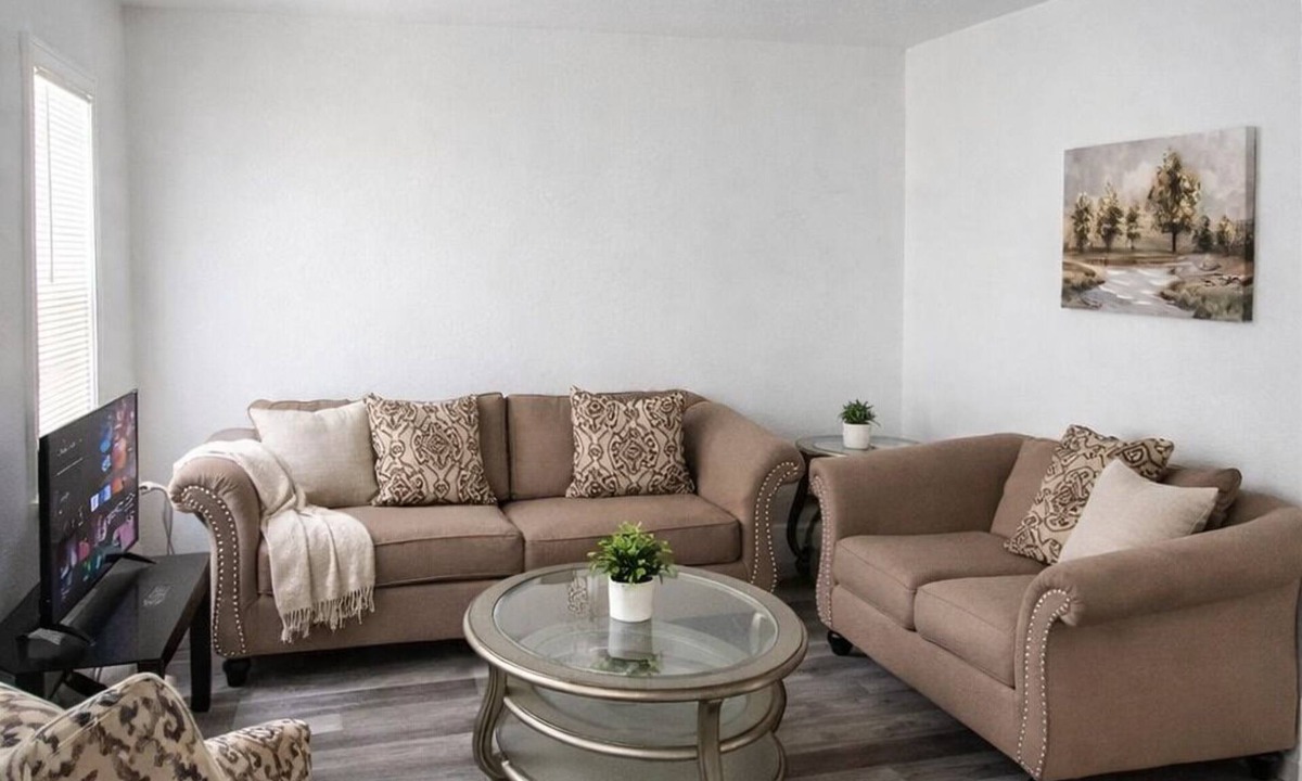 Ottawa House | Modern 2BR Home Near Toledo Hospital AC, Fiber Wi-Fi, Free Parking