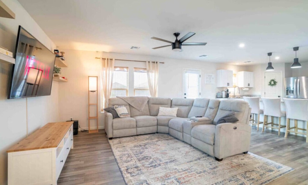 Casa Grande House | Modern 4BR home in Casa Grande 65 inch TV