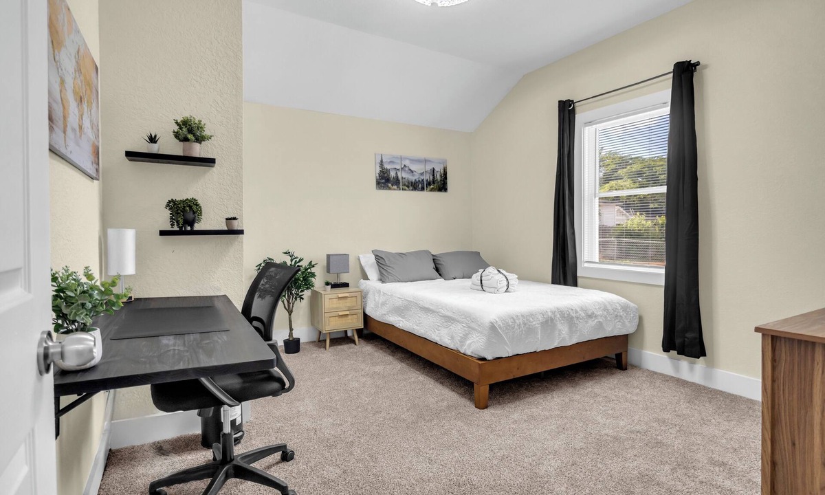 Portsmouth Apartment | Modern Apartment Stay with Fast Wi-Fi and Workspace
