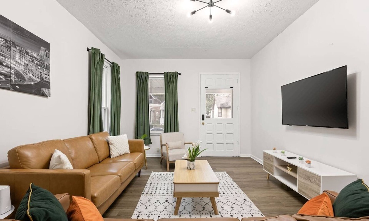 Indianapolis House | Modern & Cozy Indy Stay w/Free Parking