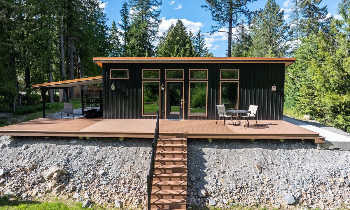 Sandpoint House | Modern Creekside Retreat w/Outdoor Soaking Tub