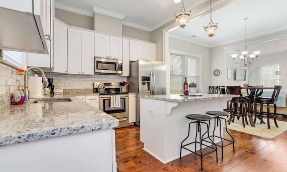 Metropolitan House | Modern Downtown Oasis, Forsyth Park - Includes Resort Pool Passes!