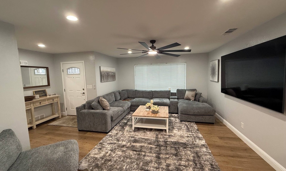 Fresno House | Modern Family Escape with Pool & outdoor kitchen