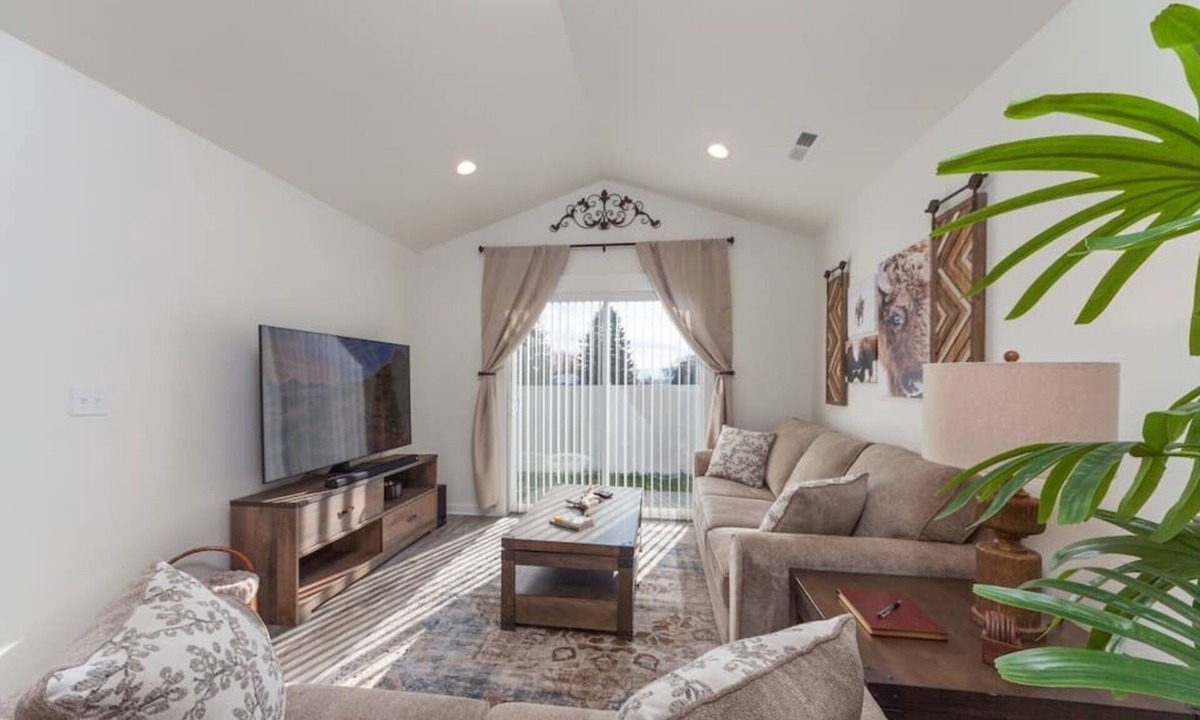 Spokane Valley House | Modern Family Home Decor & Style, KING bed, Wifi, with Garage!