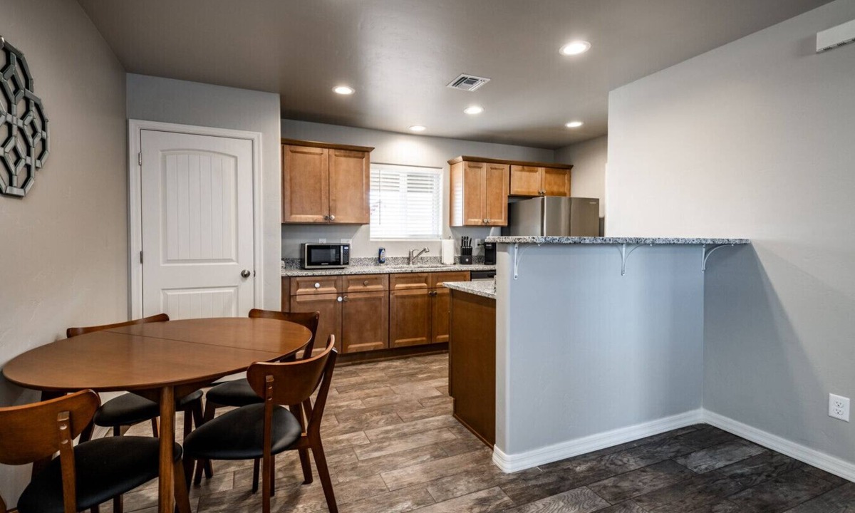 Kingman House | Modern Luxury Retreat | Brand-New Build | Pet-Friendly