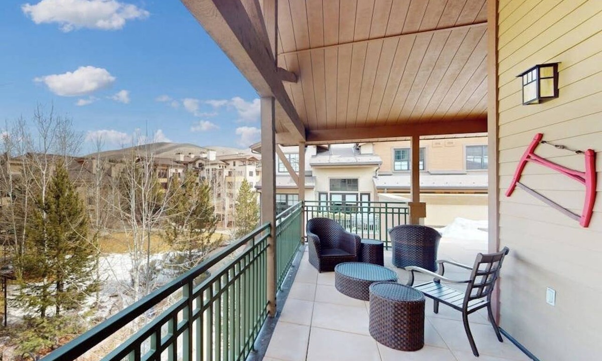 Elkhorn Village Apartment | Modern mountain penthouse close to hikes & skiing