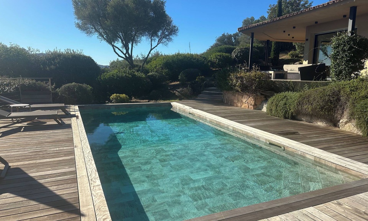 Porto-Vecchio Villa | Modern open house with sea view, waxed concrete, lime and wood