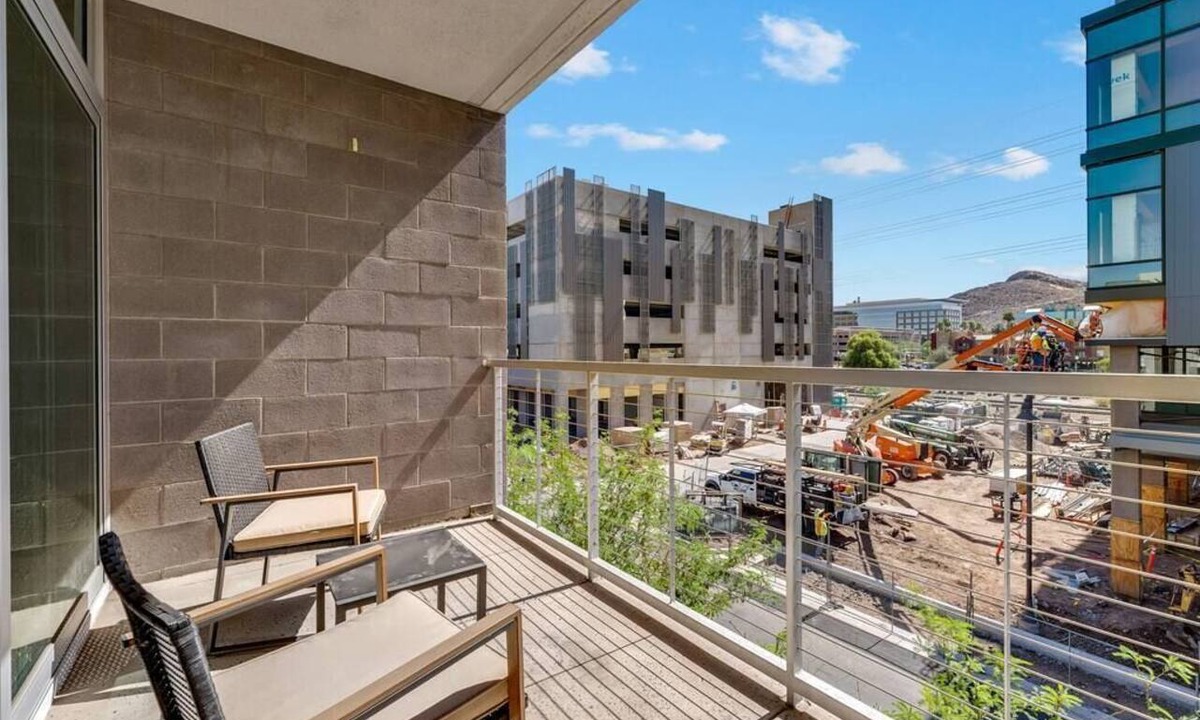 Riverside Apartment | Modern & Prime 2 bedroom apartment with balcony!