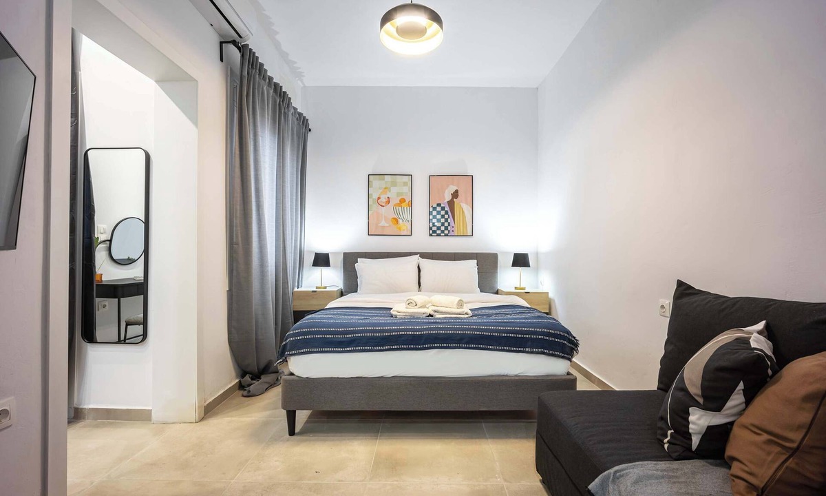Vyronas Apartment | Modern Studio | King Bed & Work Corner