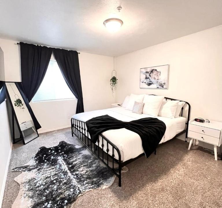 Spokane Valley Apartment | Modern & Stylish King bed WiFi
