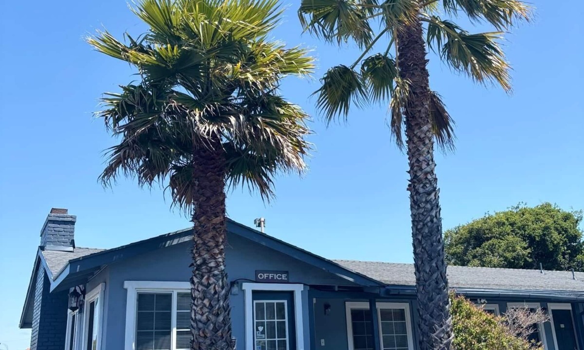 North Fremont Street Hotel | Monterey Fireplace Inn