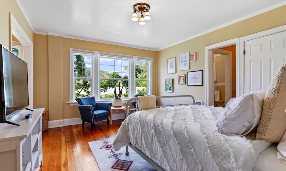 Alphabet Historic District Condo | Monthly Rental - NW Studio w/A View - Close to Everything!