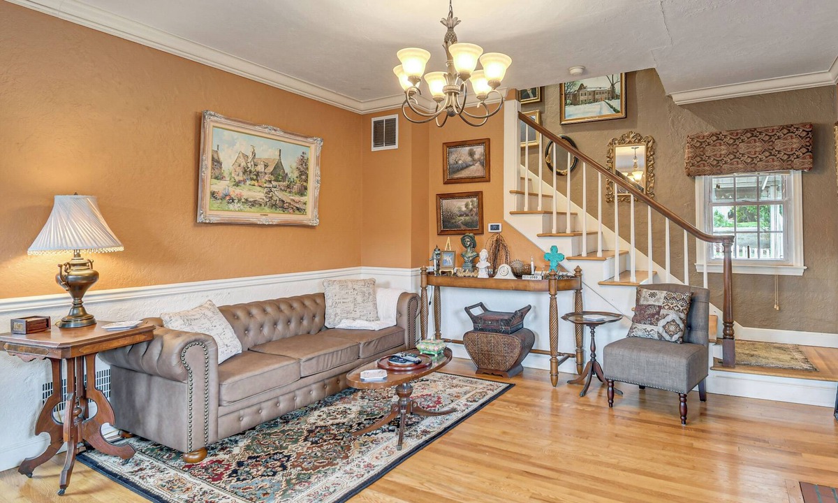 Huntington House | Monthly Stay Special! Cozy Cottage in Huntington