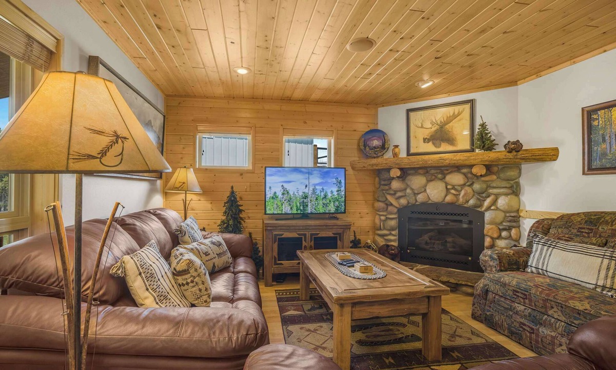 Island Park House | Moose Inn - 22 Miles to YNP ~ Wifi ~ BBQ ~ Firepit