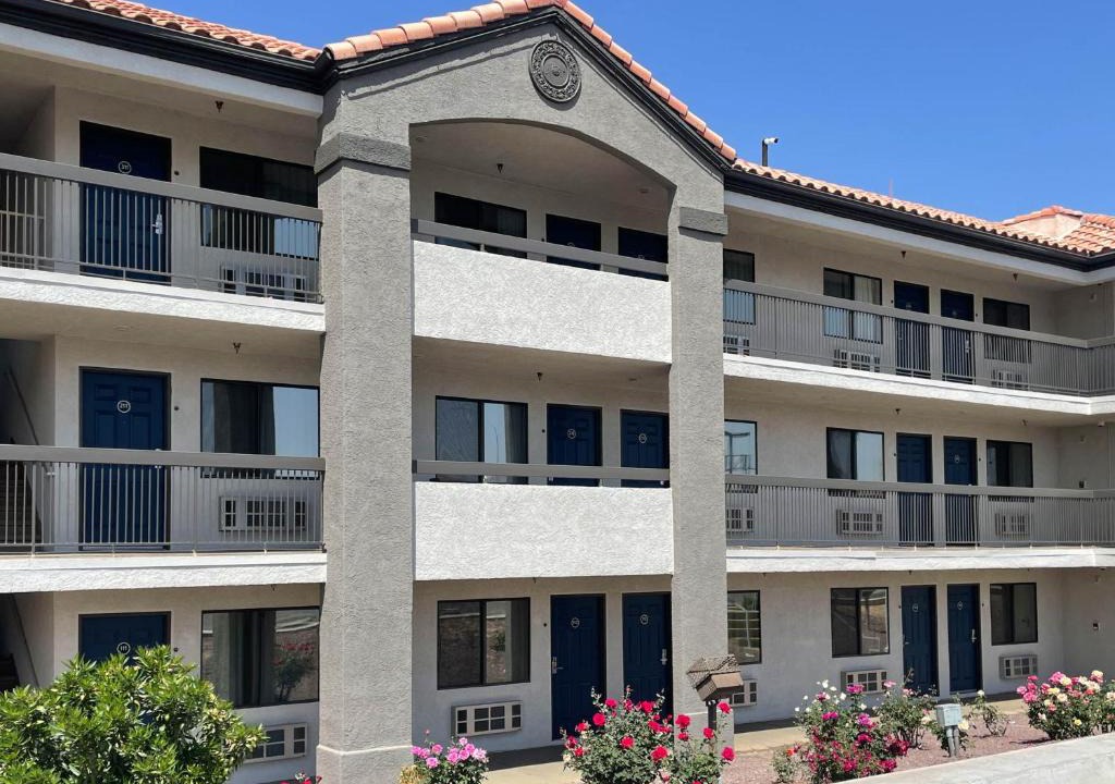 Barstow Hotel | Motel 6 Barstow, CA - Mojave Desert Stop - I-15