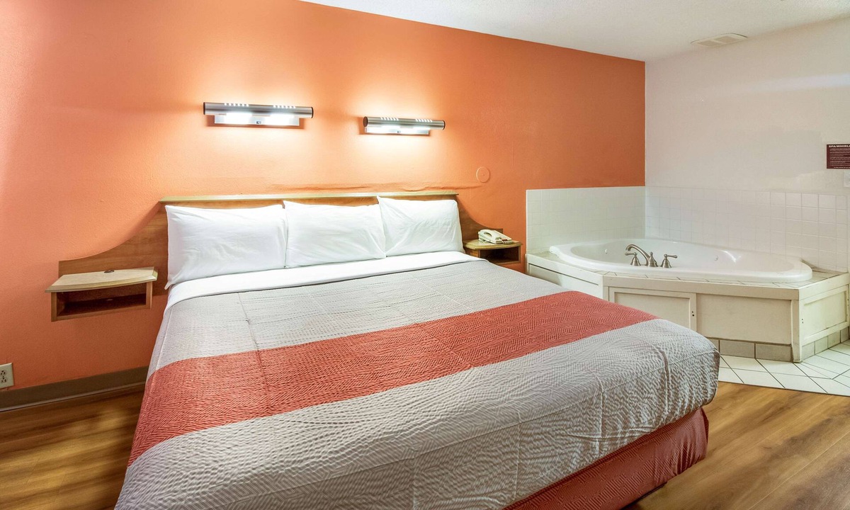 Dayton Hotel | Motel 6 Dayton, OH - Englewood