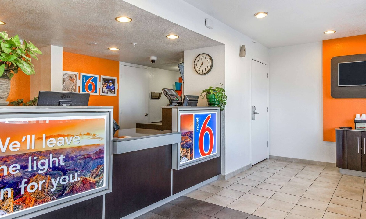 Interchange Square Hotel | Motel 6 Phoenix, AZ - West