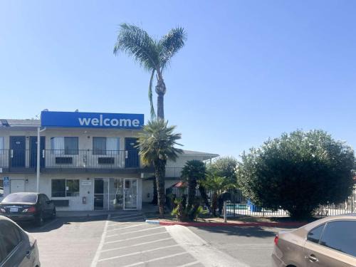 Tulare Hotel | Motel 6-Tulare, CA