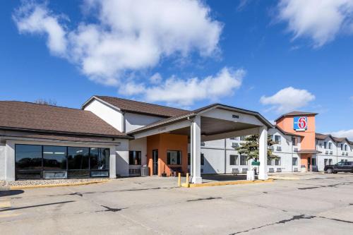 Waterloo Hotel | Motel 6-Waterloo, IA