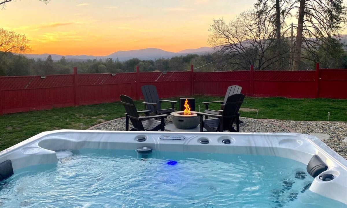 Oakhurst House | Mountain Escape Near Yosemite South Gate, Hot Tub, Views, Games & Pet friendly!