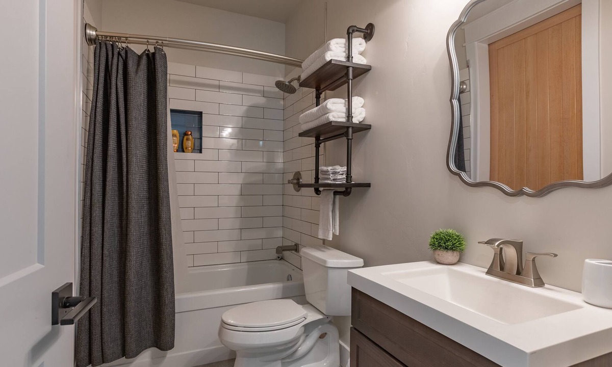Alpine Northwest Condo | Mountain View Airpark Condo with Spacious Deck and Large Hangar near Jackson WY