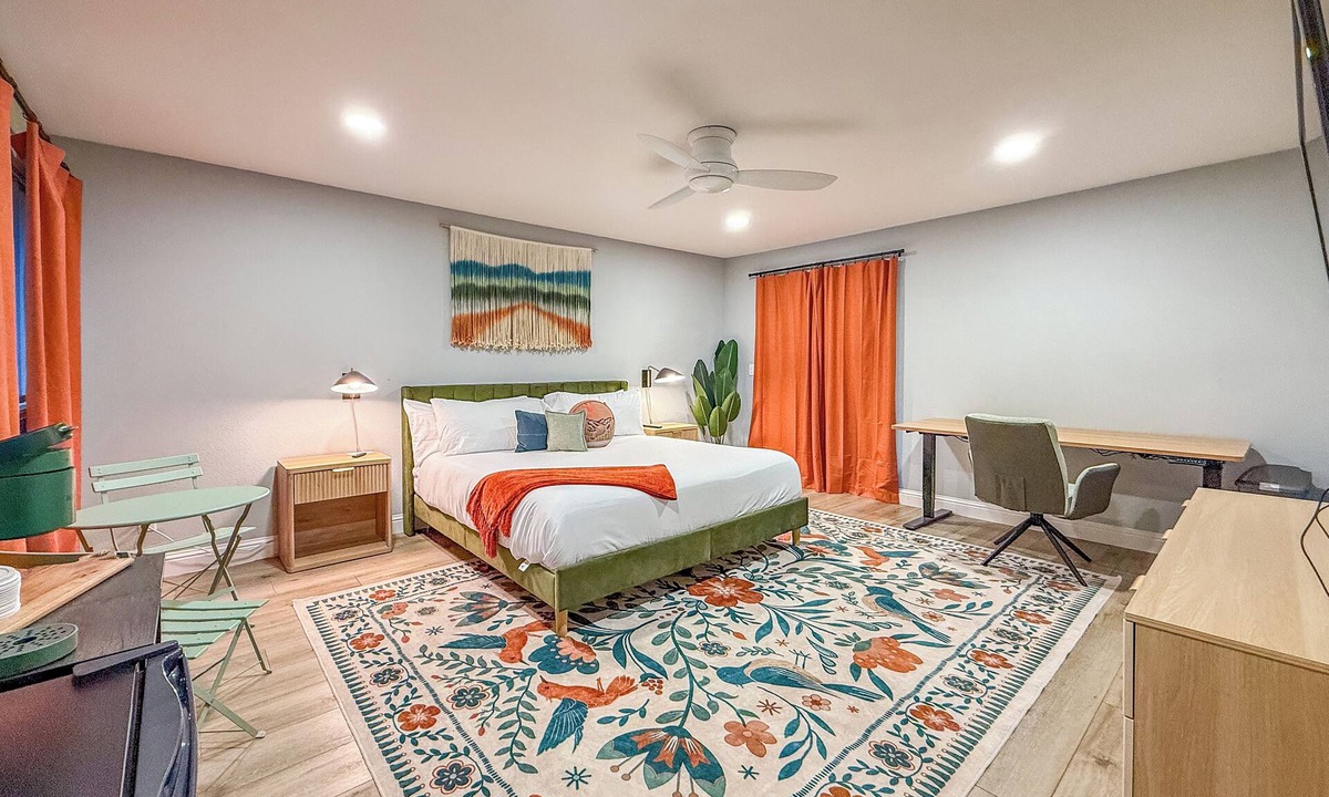 Oakhurst Hotel | Mountain View King Suite with Hot Tub & Coffee Bar
