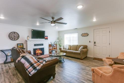 Woodlake House | Mtn-View Home w/Patio & Grill in Woodlake