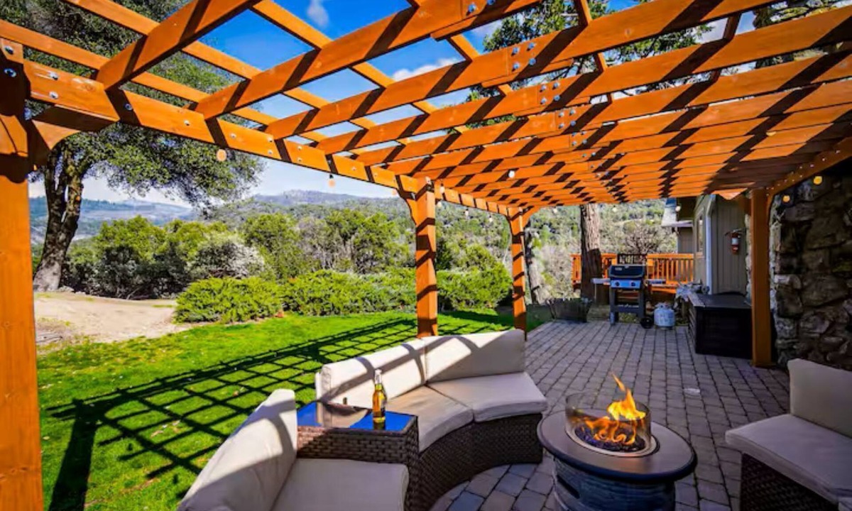 Oakhurst Cottage | Multi-Gen Family Retreat: 2 Homes, 2 Hot Tubs, Bass Lake & Yosemite