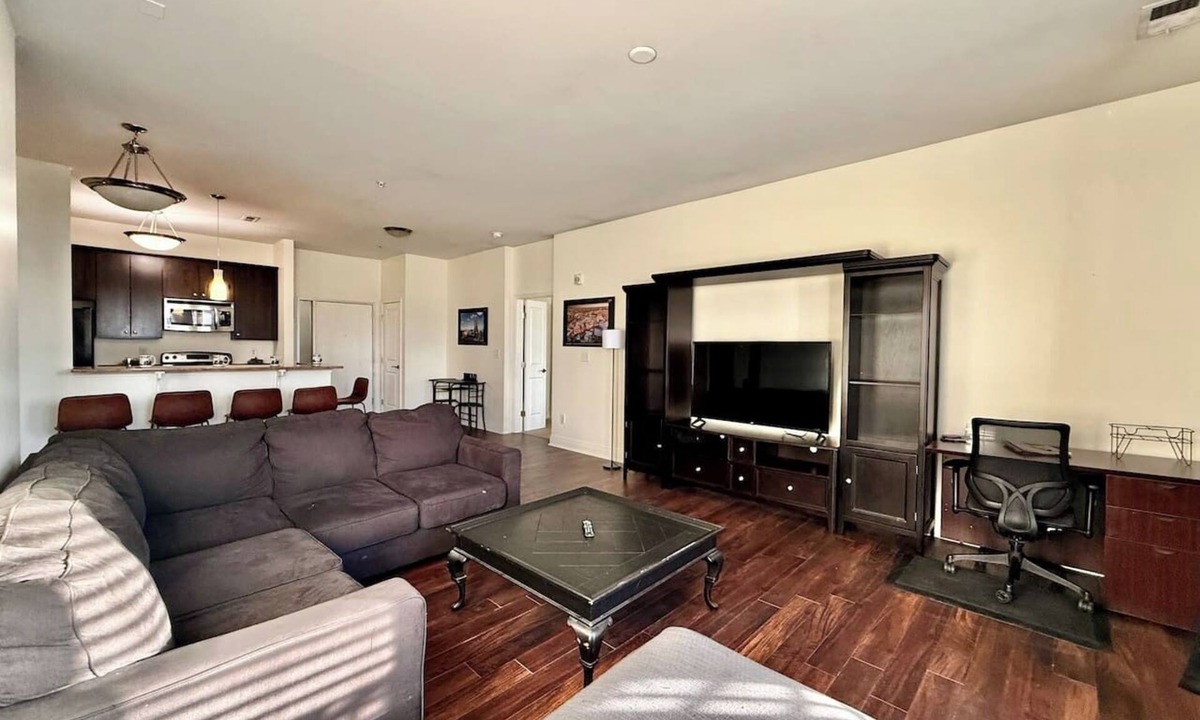 Cole-Noble District Apartment | Multi Unit Downtown Penthouse Suite for 6