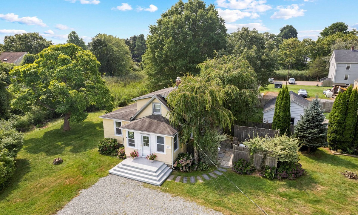 Mystic House | Mystic Bungalow. Downtown Mystic