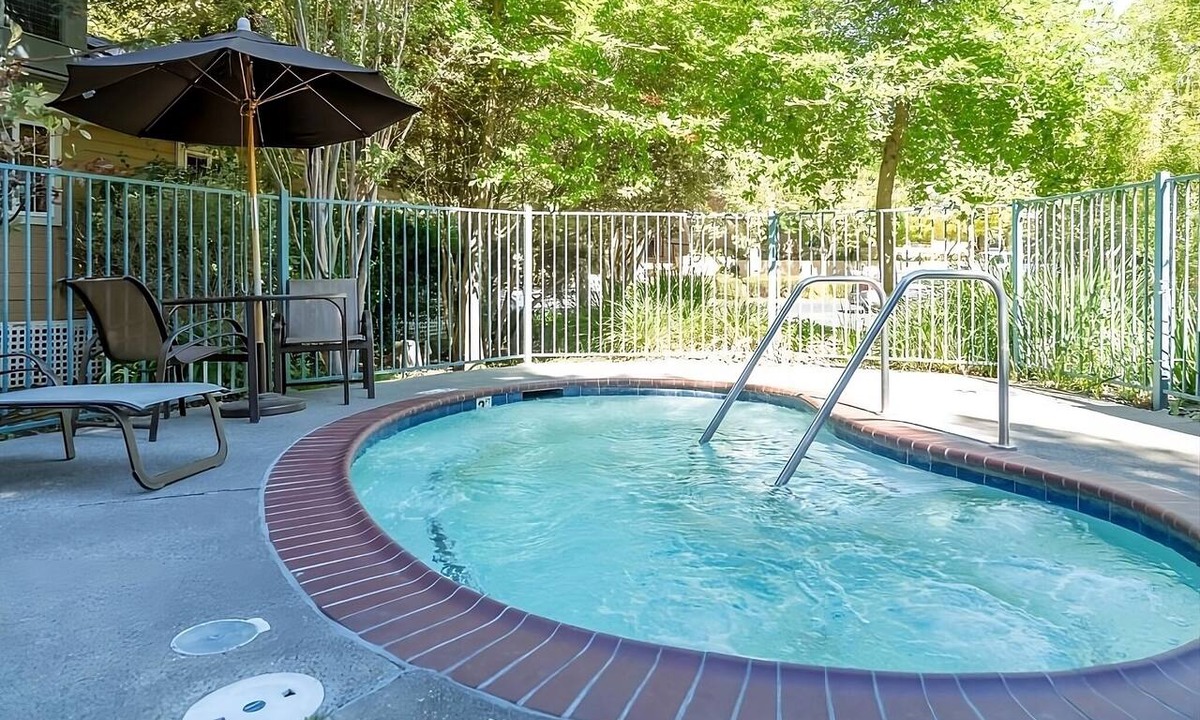 Napa Hotel | Napa's Best-Kept Secret! 3 Comfortable Units, Outdoor Pool, Free Parking!