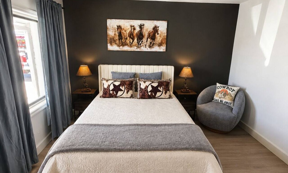 Show Low Hotel | Nashville Love room at Kiva on main st in Show Low