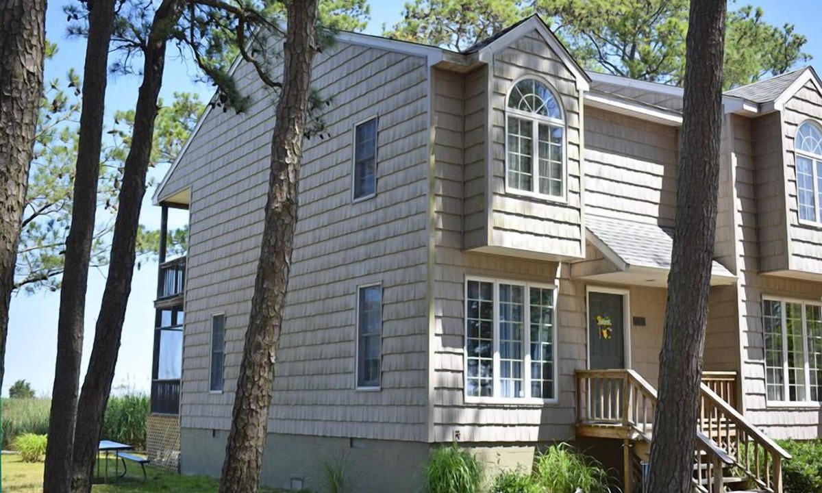 Chincoteague House | Nature's Retreat- Waterview with Shared Crabbing Pier