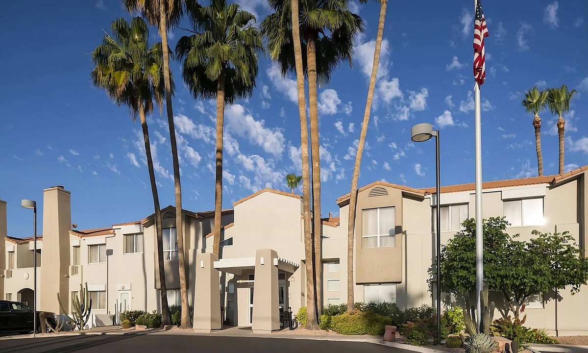 South Scottsdale Apartment | Near Arizona Capitol! Unit with Full Kitchen! Pool, Parking, FREE Breakfast!