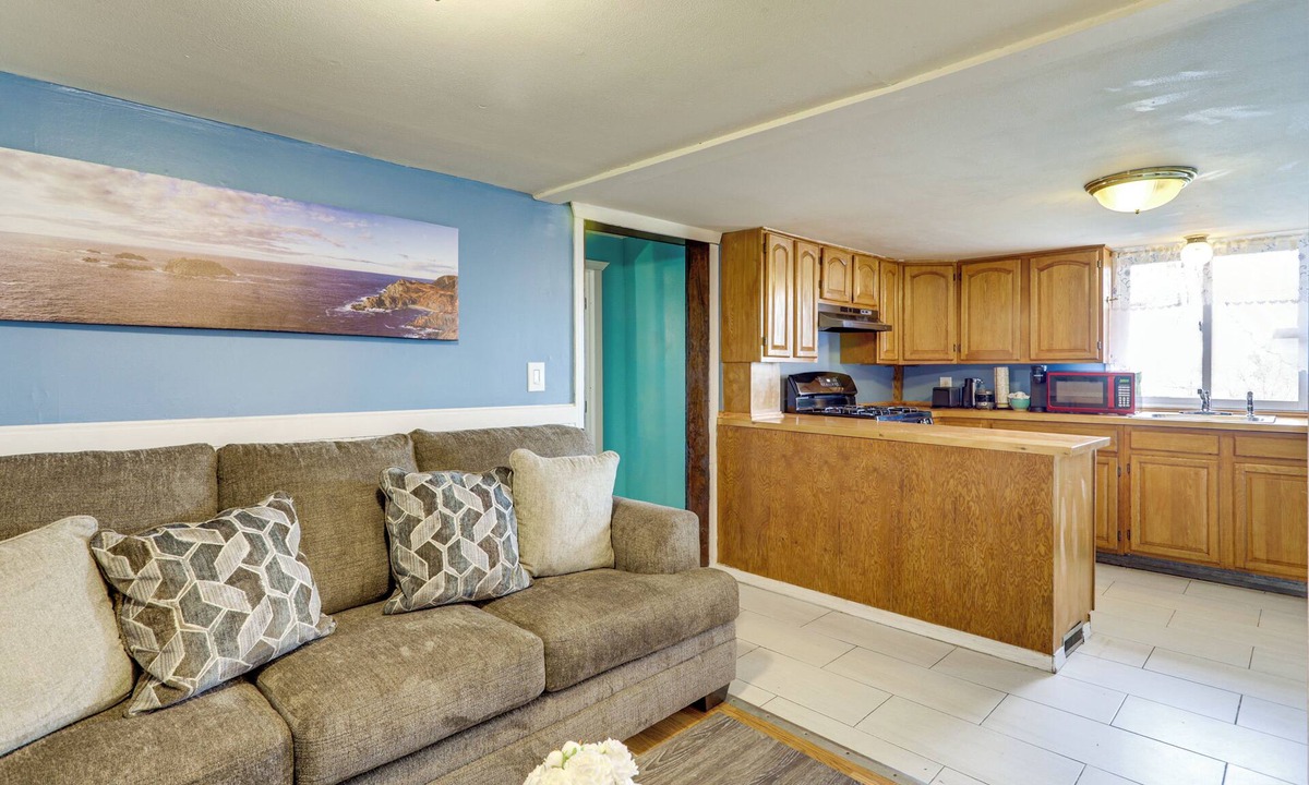 Attleboro House | Near I-95 & Rhode Island Border! Pet-Friendly Home