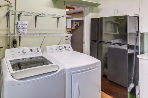 Williams House | Near Route 66, Family Fun & Lakes! Williams Home