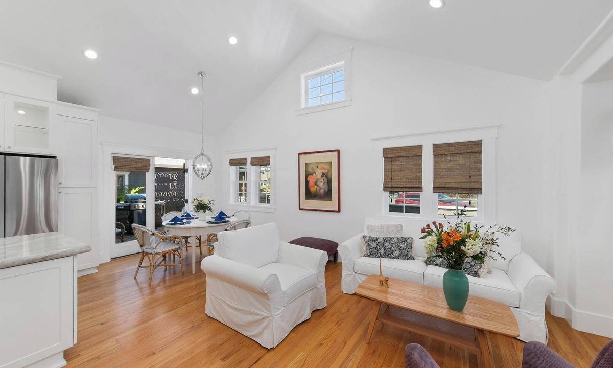 University Heights House | New, 3 Bed, 2 Bath, Walk to Bars, Food, Shops, Luxury Home, Large TV's. Comfy!