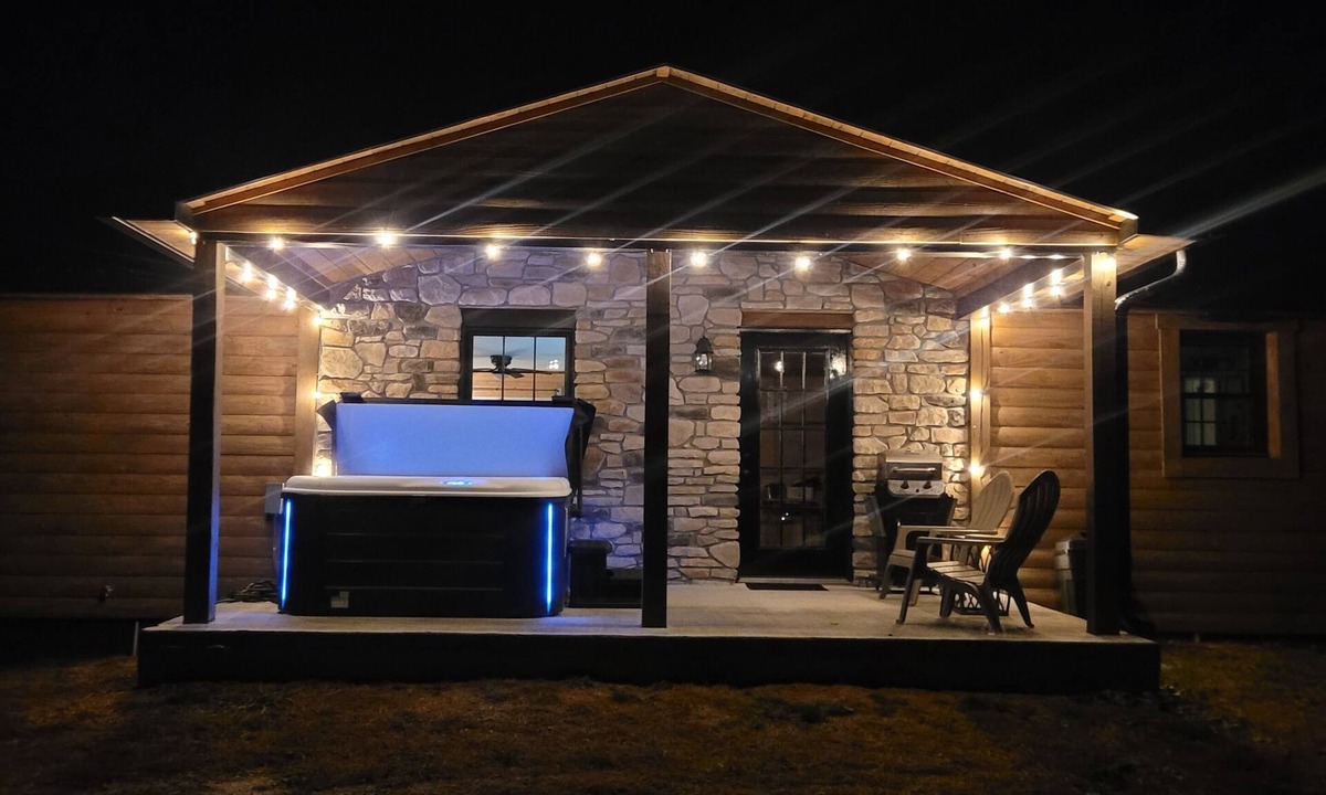 Rogers Cabin | NEW 3-bedroom cabin 1 mile from the Gorge Underground - Hot Tub, Games, Sunsets