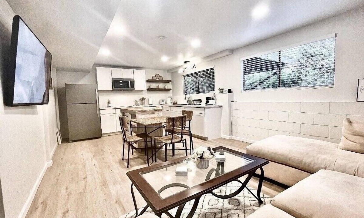 Prunedale House | New, Centrally Located guest house with Modern Amenities and Private Hot Tub