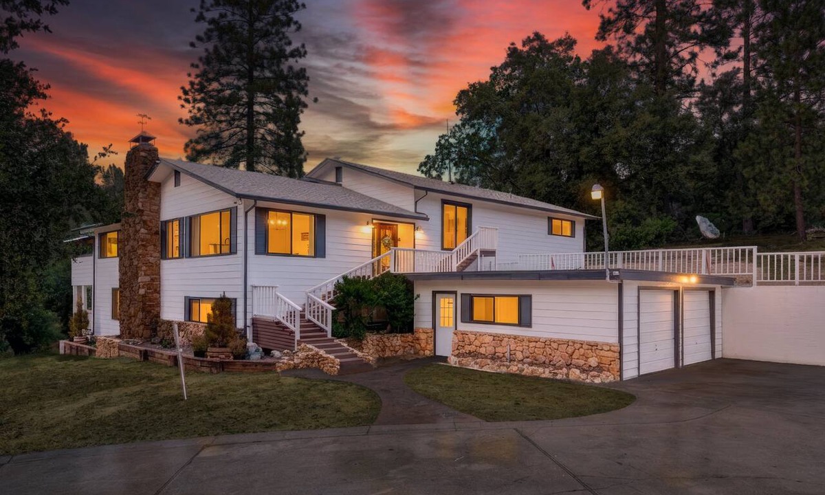 Oakhurst House | New! Circle V Ranch w pool/games/3 en-suite baths!