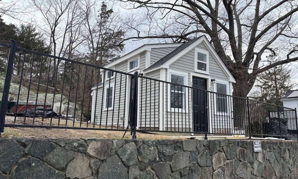 Cohasset Cottage | New cottage just steps from Cohasset Village. Monthly stays req. Available Oct 1