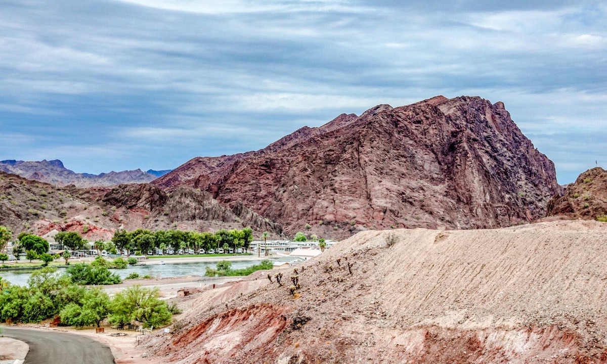 Parker Strip House | !NEW HOME AMAZING RIVER VIEWS!EXPERIENCED HOST PRIVATE BEACH & LAUNCH RAMP