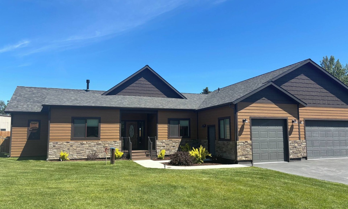 Darby House | New home, close to skiing, hunting, rodeos, hiking. Fenced yard, pet friendly.